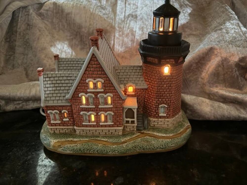 Vintage Geo Z Lefton Block Island Southeast Lighthouse 1995 Handpainted Lighted
